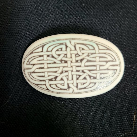 Vintage Celtic knot design ceramic oval brooch/pin. - Picture 2 of 4